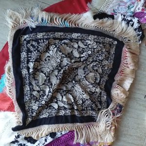 MANTÓN CUADRADO PAPAGAYO NEGRO/BEIGE
